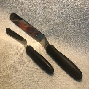 Large (13”) and small (9”) Pampered Chef offset cake spatulas/spreaders
